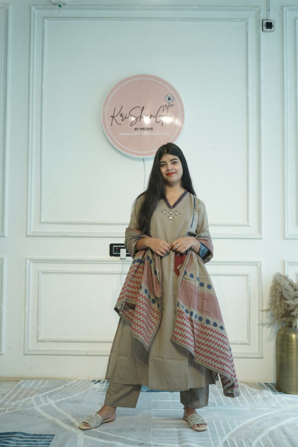Pure Cotton Suit Set with Mirror & Appliqué Work Pockets with Digital Print Dupatta (3-Piece Set)